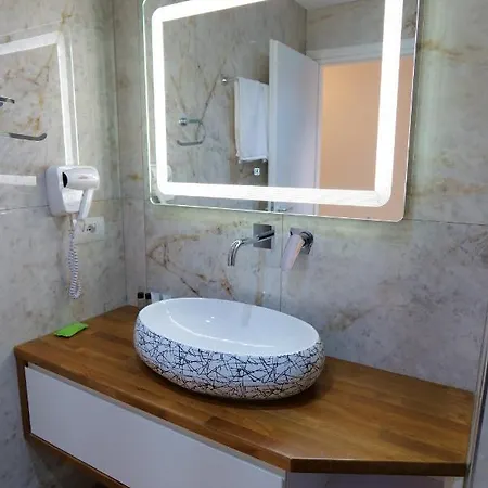 Luxury * Sarandë