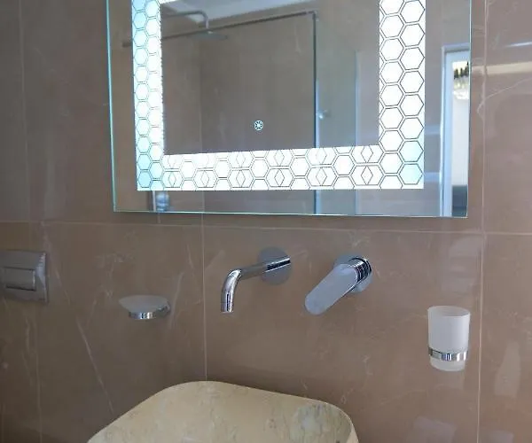 Luxury Apartment *