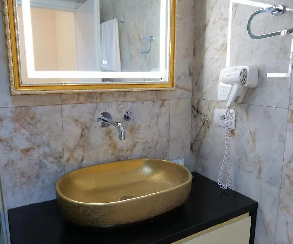 Luxury Apartment *